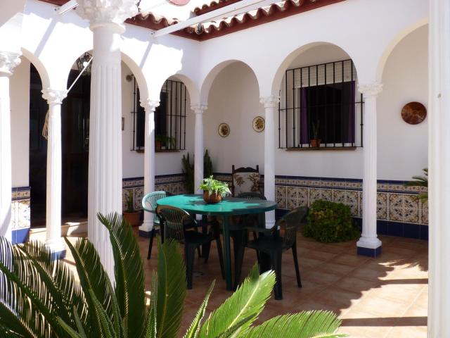¡Magnífico chalet independiente urbano en Montellano con patio andaluz, gran terreno trasero y salón para celebraciones!