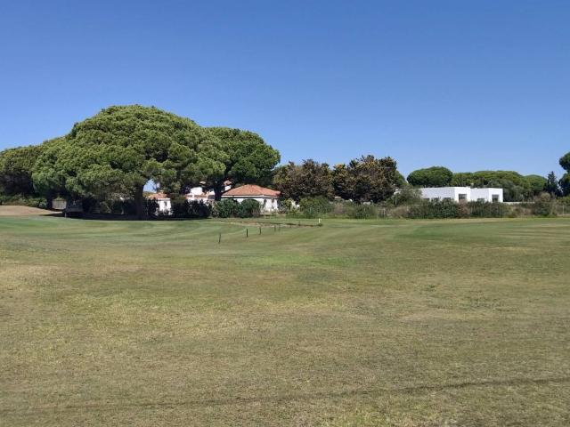 Magnifico adosado en urbanización privada con piscina y pistas de pádel a pocos kilómetros del mar