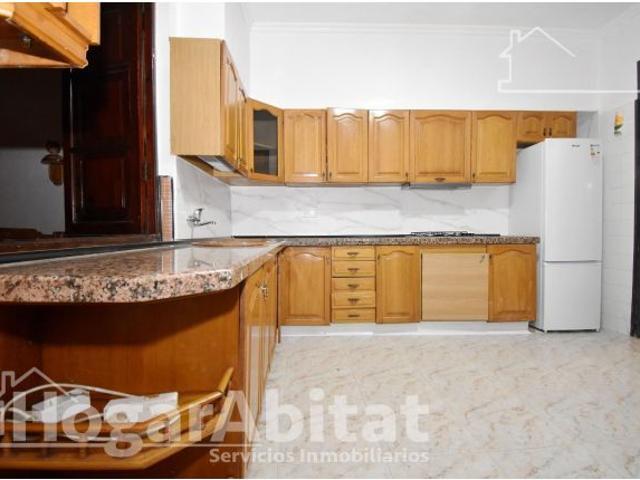 MAGNÍFICO BAJO AMPLIO Y LUMINOSO CON PATIO Y TERRAZA, CERCA DEL CENTRO