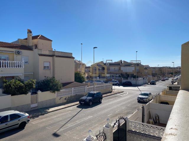Magnífico bungalow en última planta en Aguas Nuevas con un pequeño jardín privado y una gran terraza