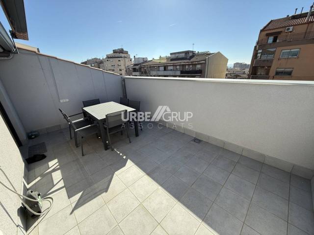 MAGNIFICO DUPLEX SEMINUEVO DE 2 HABITACIONES CON TERRAZA Y PARKING EN ABAT MARCET DE TERRASSA
