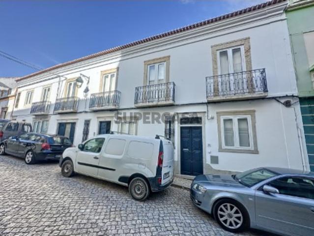 Magnifico palacete com 4 frações conjuntas, ideal para exploração turística