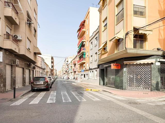 MAGNÍFICO PISO LLENO DE LUZ EN ELCHE JUNTO AL CENTRO: 2 DOM. ANTES 3, TODO EXTERIOR, SUR ESTE Y EXCELENTE CONSERVACIÓN