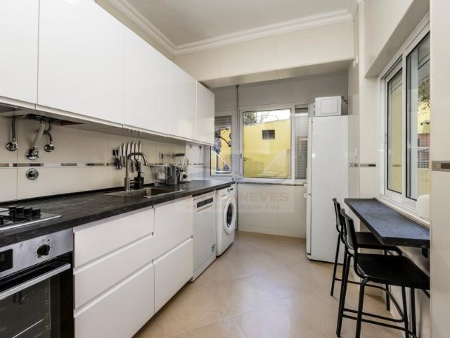 Magnífico T2 com terraço, totalmente remodelado na Amadora