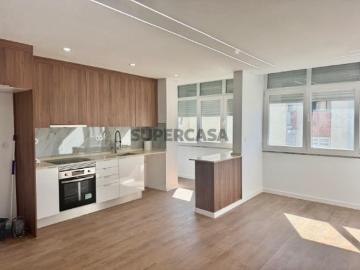 Magnífico T3 Remodelado Junto de Vila Chã: O Seu Refúgio Tranquilo com Suíte Privada e Varanda Espaçosa!