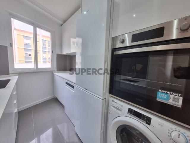 Magnífico T3 totalmente remodelado com varanda Queluz