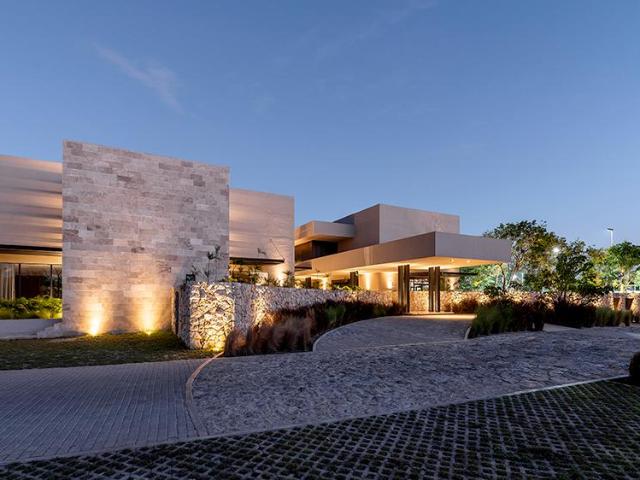 Magnifico Terreno en Esquina en Privada Compostela, Exclusivas Amenidades