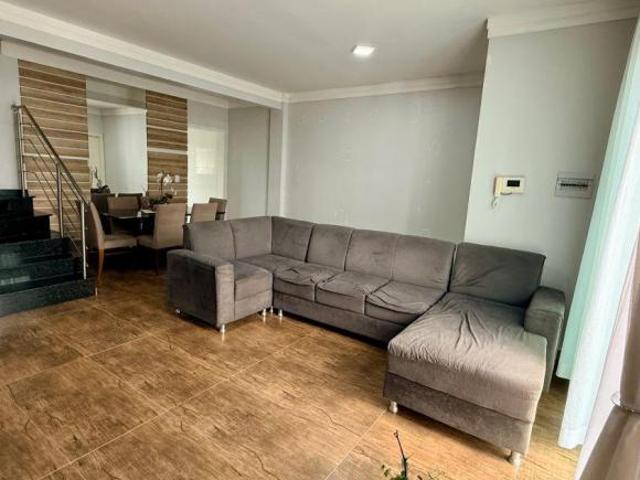 Magnífico triplex de frente para rua em São José dos Pinhais