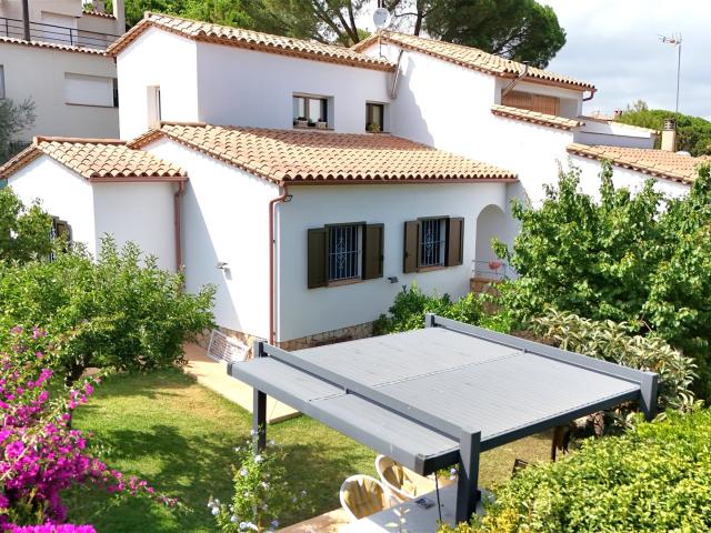 Magnífica casa unifamiliar con amplio jardín privado 200m² Sant Antoni de Calonge