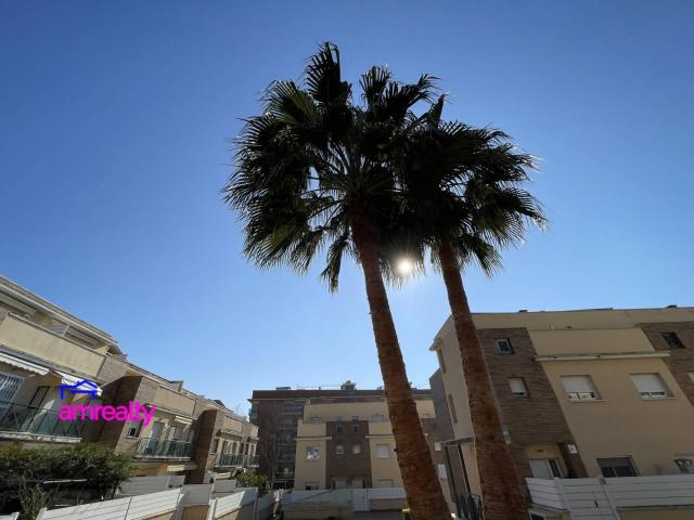 Magnifica casa adosada en urbanización de alto standing de 180 m2, obra nueva del año 2008, a metros de la playa y casco