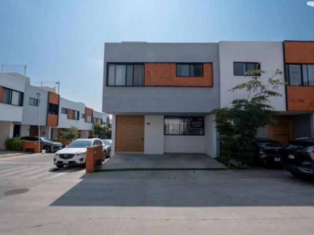 Magnifica CASA con amplios espacios a 10 min Costco norte