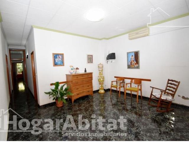 MAGNÍFICA CASA CON DOS VIVIENDAS INDEPENDIENTES Y TERRAZA, CERCA DEL CENTRO