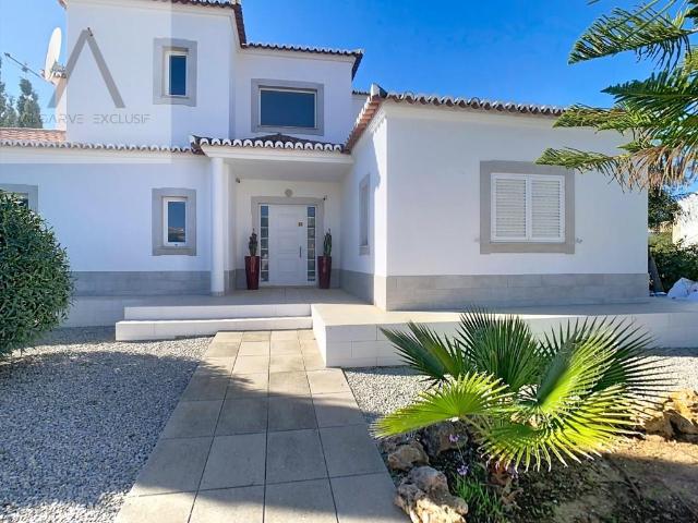 Magnífica casa de 5 quartos, 6 banheiros, piscina e garagem. 0m² Quelfes