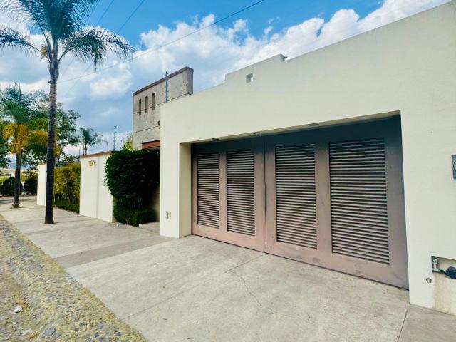 MAGNÍFICA CASA EN VENTA DE UNA PLANTA CON ALBERCA | FRACCIONAMIENTO LOMAS DE COMANJILLA | 3 HABITACI