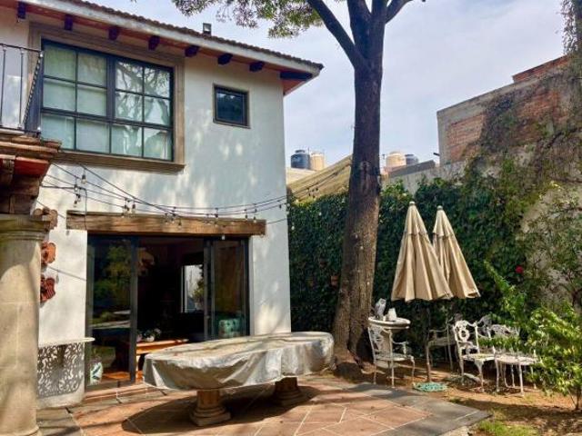 Magnífica casa en venta en calle cerrada en Las Águilas