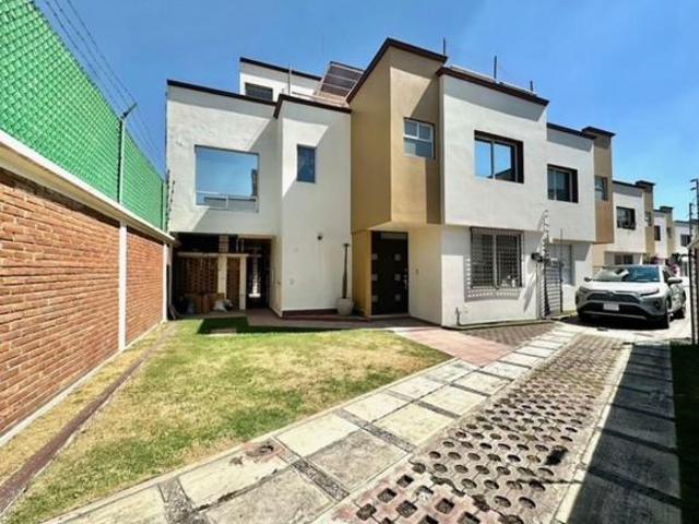 MAGNÍFICA CASA EN CONDOMINIO CON DOBLE JARDIN EN VENTA ZONA SAN JERONIMO