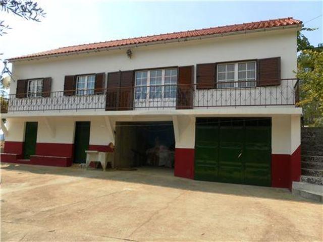 Magnífica Casa Legal independente com 3 quartos possivelmente mais, com térreo, primeiro andar e jardim ao redor, com área total de 5.000m2