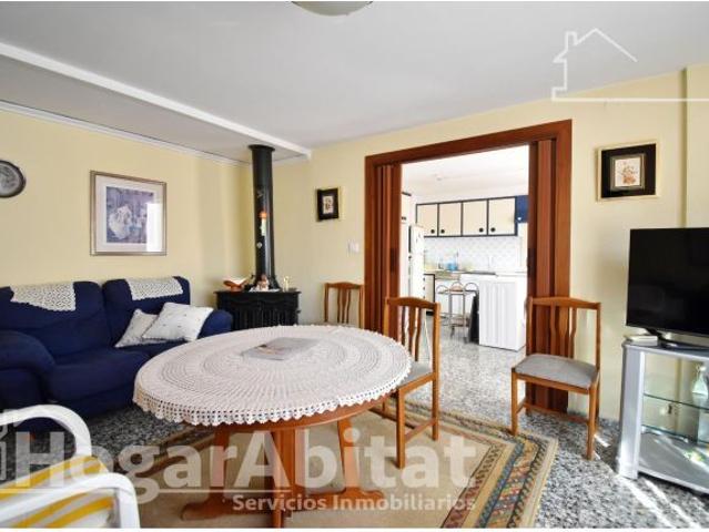 ¡MAGNÍFICA CASA! LUMINOSA CON GARAJE Y TERRAZA, CERCA DEL CENTRO