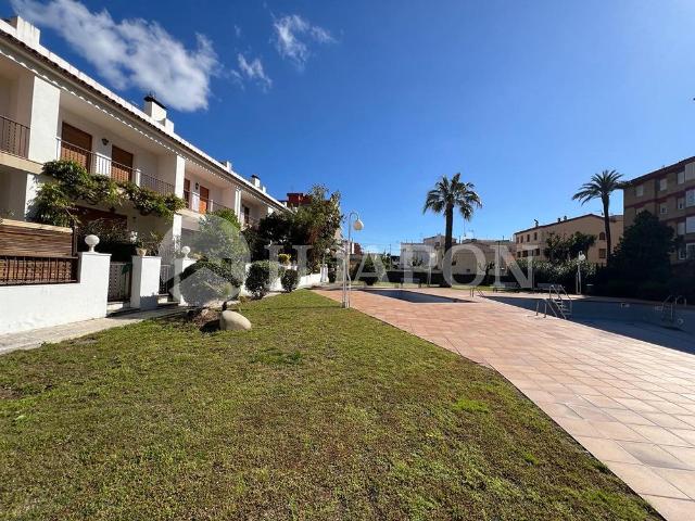 Magnífica casa para estrenar en segunda línea de mar