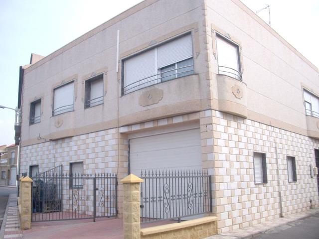 MAGNIFICA CASA SOBRE LOCAL SEMINUEVA EN LA CURVA