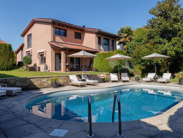 MAGNIFICA E AMPIA VILLA DI 5.5 LOCALI CON PISCINA A STABIO
