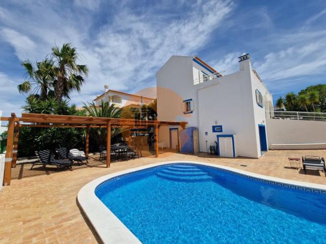 Magnífica e luxuosa moradia T4 com piscina e magnifica área exterior