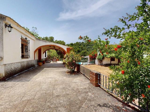 MAGNIFICA FINCA DE 25.000 METROS CUADRADOS, EN PLENA SIERRA DE CORDOBA. CON UNA CASA DE 4 DORMITOIROS, CON PISCINA