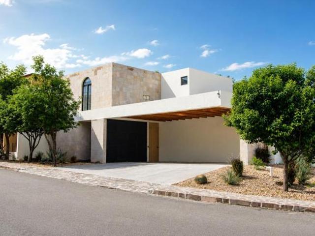 ¡Magnífica Oportunidad! Casa amueblada, con recámara en primer piso, en Las Campanas Residencial