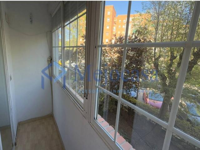 Magnífica oportunidad en Moratalaz Piso con terraza acristalada. Vivienda con gran potencial
