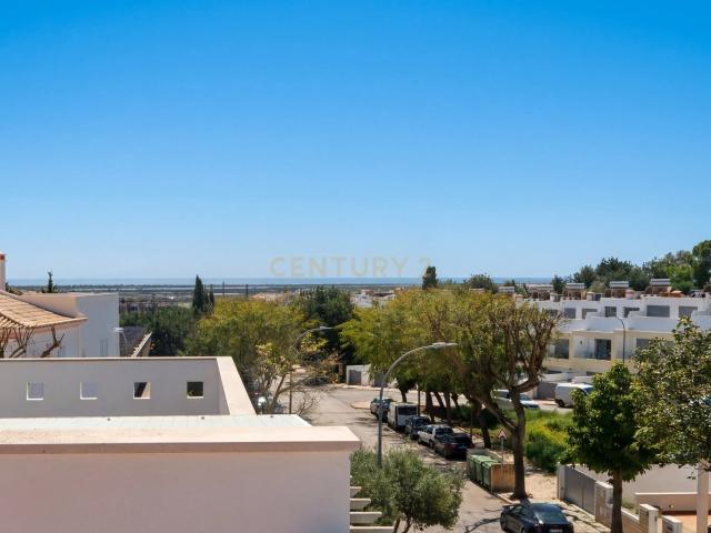 Magnífica moradia T3 + 1 localizada na prestigiada área da Q. 181m² Tavira Santiago