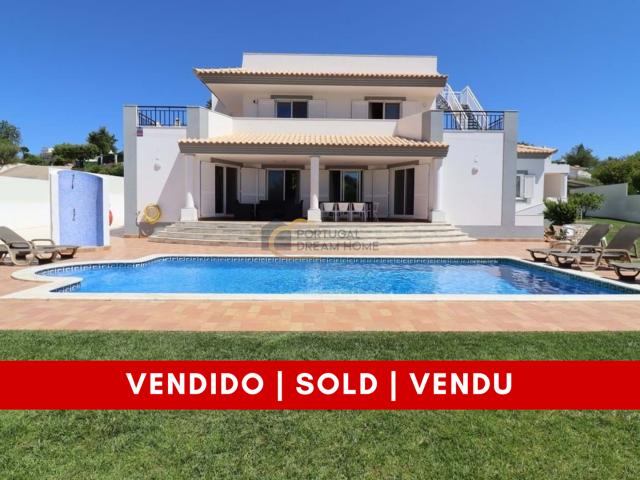 Magnifica moradia T3+2, dois dos quais duas suites, piscina, jardim e acabamentos modernos. Zona nobre de Albufeira