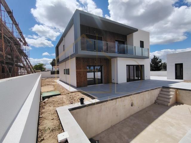 Magnífica Moradia T4 com Garagem e Piscina. Vendas de Azeitão