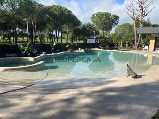 Magnifica moradia T4 com piscina na Urbanização Aroeira, em Santo Estevão