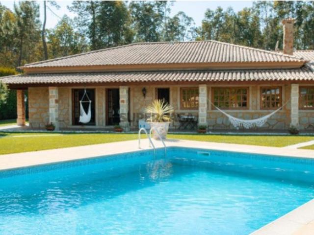 Magnífica Moradia T8 com 6 Suítes e Piscina em Localização Privilegiada