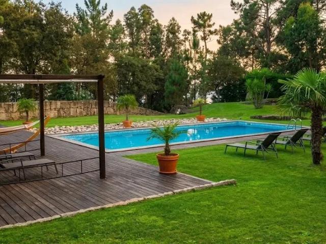 Magnífica Moradia Térrea em Pedra com Piscina e campo futebol no Gerês