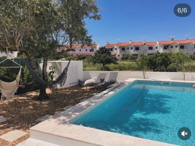 Magnífica Moradia V2+2 com Piscina | A 800 m da Praia da Manta Rota | Arrendamento Sazonal