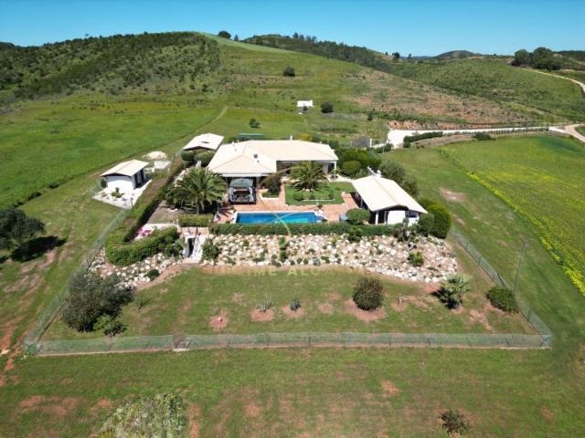 Moradia com 36.000m2 terreno, piscina e jacuzzi em Bensafrim, Lagos, Algarve