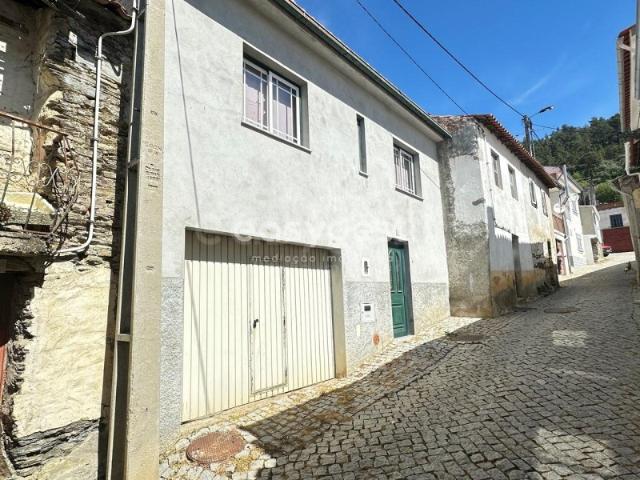 Magnifica Moradia com varanda e terreno em Açoreira Torre de Moncorvo