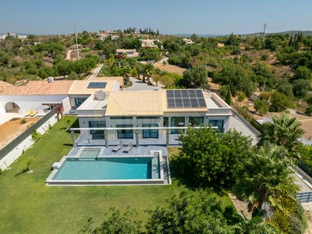 Magnífica Moradia Contemporânea com Piscina Infinita e Vista Panorâmica Mar em Boliqueime