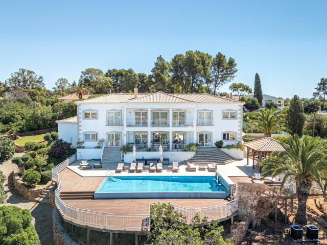 Magnífica moradia de 6 5+1 quartos com garagem, piscina e. 426m² Albufeira e Olhos de Água