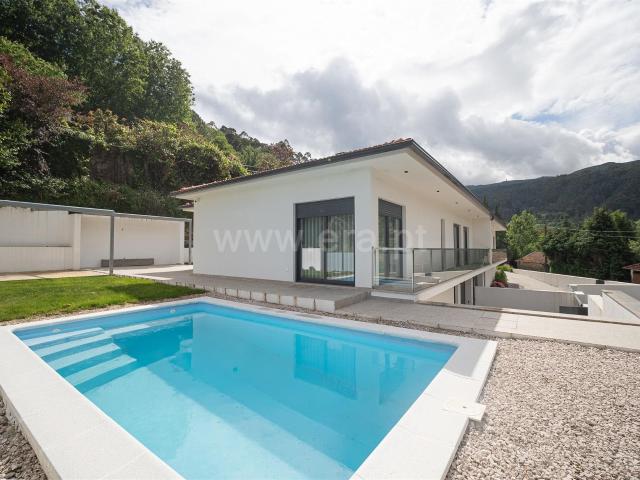 Magnífica Moradia Geminada V3+1, Rossas 198m² Rossas