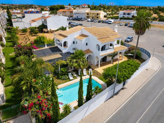 Magnífica Moradia Individual de 300 m2 com Piscina Aquecida. 221m² Guia