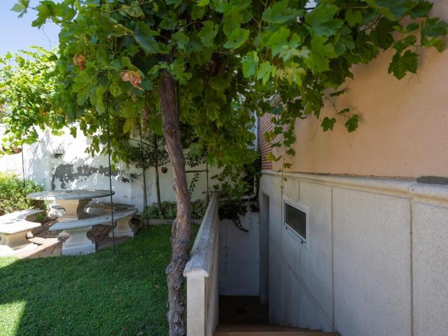 Magnifica parcela con dos viviendas independientes, jardín, garaje y bodega con chimenea