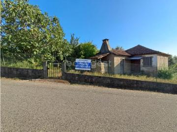 Moradia T2, localizada em Dardavaz junto ao Rio Criz