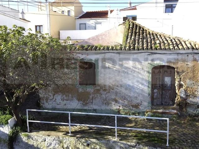 Magnifica Ruina no centro,próximo da igreja de Alcantarilha, somente a 5 minutos da praia de Armação de pêra