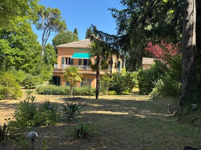 Magnifica tenuta vicino a Arcevia 510m² Arcevia