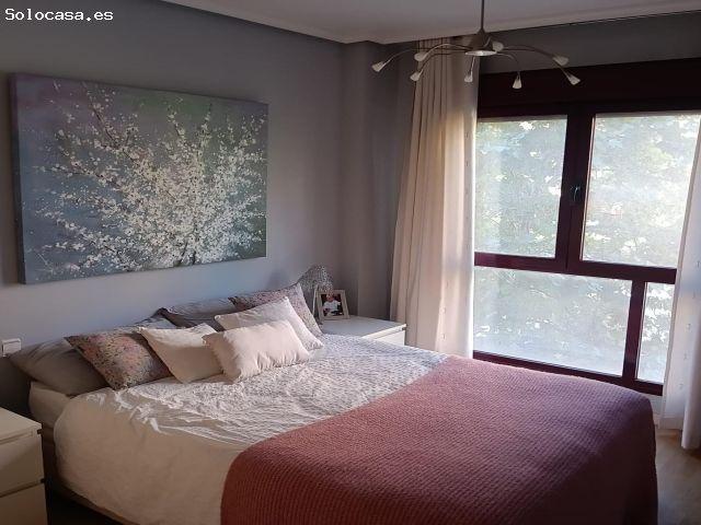 ¡Magnífica vivienda amueblada en urbanización privada con piscina, garaje y trastero en Madrid!
