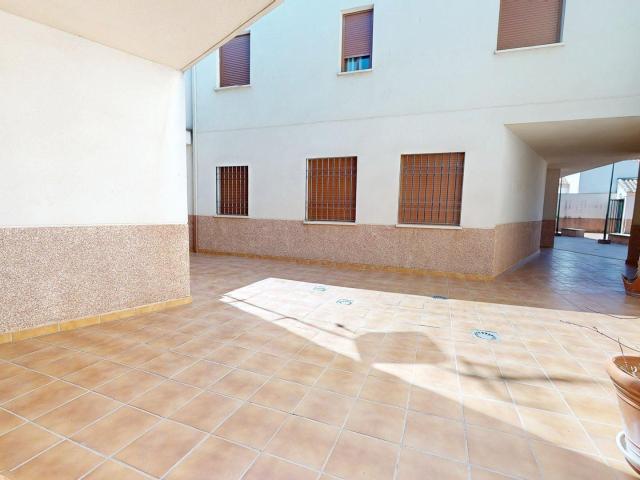 Magnífica vivienda adosada de 3 dormitorios con terraza en urbanización cerrada en Villafranca