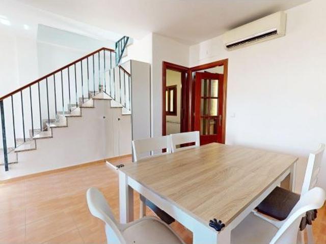Magnífica vivienda adosada de 3 dormitorios con terraza en urbanización cerrada en Villafranca