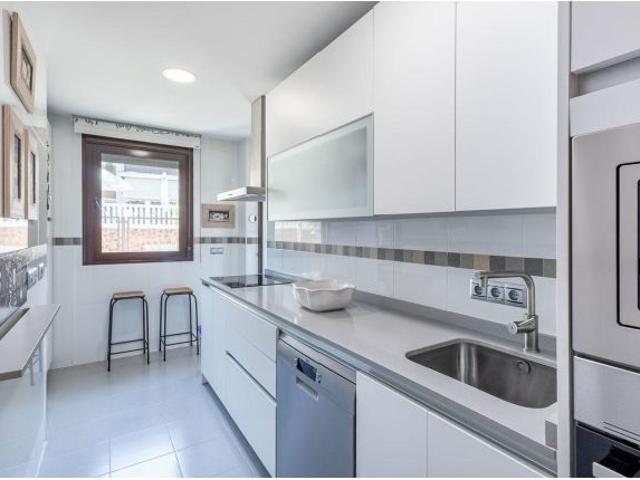 ? Magnífica vivienda en venta en la calle Picos de Europa Granada Capital ✨